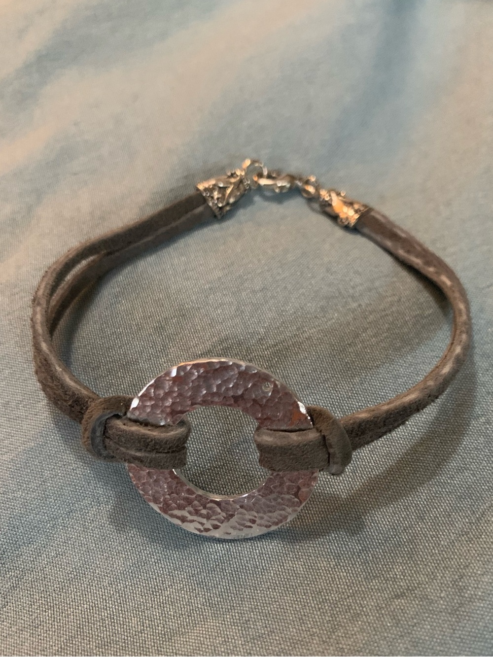 Hammered Circle Suede Bracelet in Gray